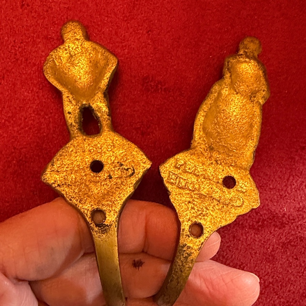 Set of 4 antique brass hooks  - Charles Dickens characters. - Picture 14 of 14